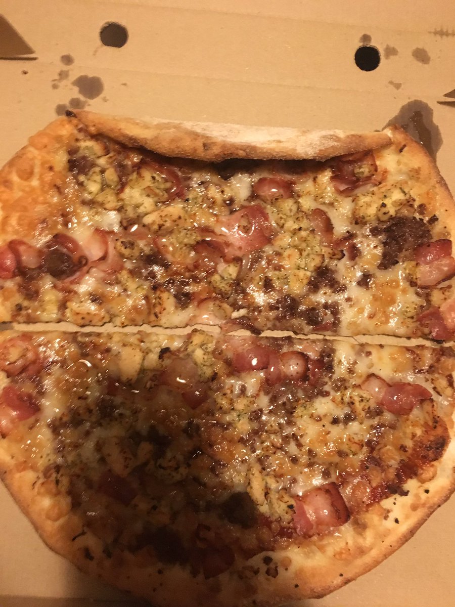 Josh2C3's tweet photo. Pedir una @telepizza_es y que llegue el borde doblado... #decepcion 😓😢 https://t.co/junGx2NK4G