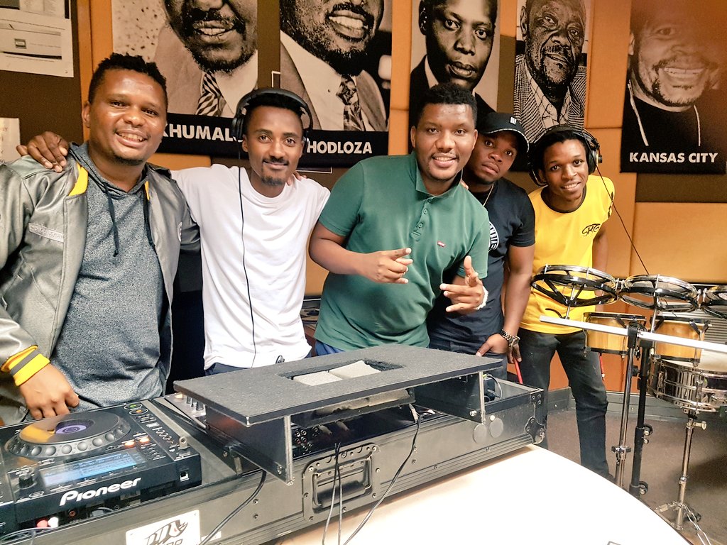 ukhozi_fm's tweet photo. @HappysoulDJ_ bukhoma #goldenhourmix  #Fakumoya @Njinjiwami @djmngadi @IamHalo_M #afrohouse #housemusic #PartyTimeShow #UkhoziFM #LuhambaPhambi https://t.co/ky274KNVwh