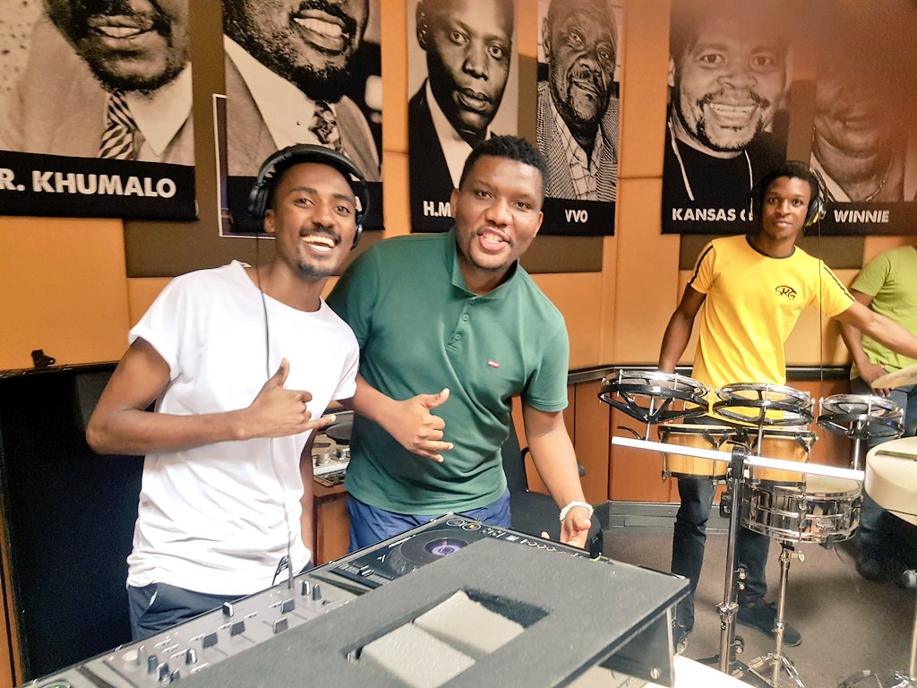 ukhozi_fm's tweet photo. @HappysoulDJ_ bukhoma #goldenhourmix  #Fakumoya @Njinjiwami @djmngadi @IamHalo_M #afrohouse #housemusic #PartyTimeShow #UkhoziFM #LuhambaPhambi https://t.co/ky274KNVwh