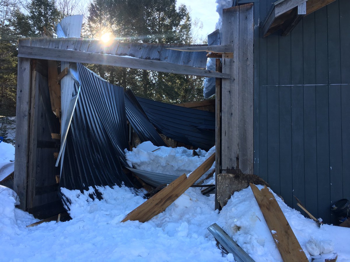 WGME's tweet image. We&apos;re getting our first look at the scene of a barn collapse in #Casco. Our @TaylorGWGME will have the latest #LiveOnCBS13 tonight. wgme.com/news/local/cre…