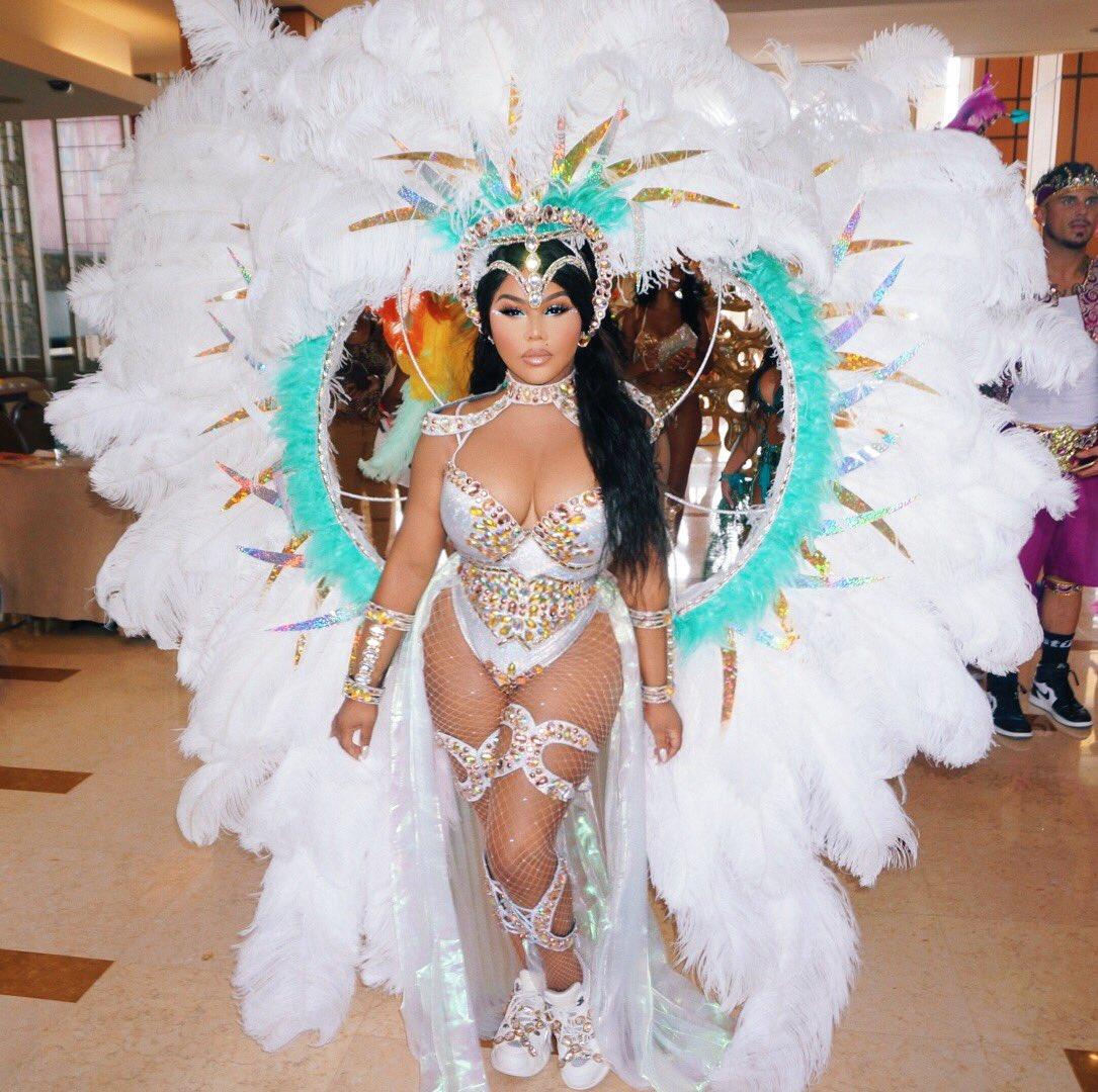 CandyBoyShyne's tweet photo. Lil Kim Came The Fuck Through ❤❤❤❤❤❤ "I Keep It A Stack Like A G
Nobody Do It Like The Queen Bee
That's Why They All Wanna Be Me
'Cause I'm That Bitch" @LilKim
👑🐝 #ImDatBitch #LilKimSeason #Nine #9 https://t.co/itjn1IpOCZ
