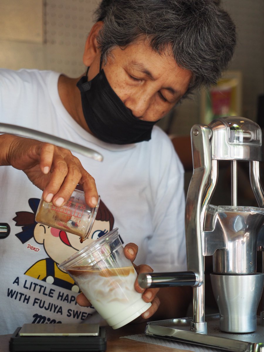 fullandfun's tweet photo. คุณป้าบาริสต้ากับร้านกาแฟเล็กกะทัดรัด กาแฟสไตล์ handcraft ไม่มีเครื่องออโต้แพงๆ ใช้อุปกรณ์บด manual ที่ควบคุมด้วยสองมือนี่แหละ คุณป้าวัย 70 ทำกาแฟแต่แก้วออกมาอย่างตั้งใจ แบบไม่รีบร้อน คุยสนุก อัธยาศัยดี ถือเป็นเสน่ห์ของร้า���นี้ 
📌 Mobidrip x Mother Roaster , ถนนมหาพฤฒาราม
@aroii https://t.co/YKzxPQMCGP