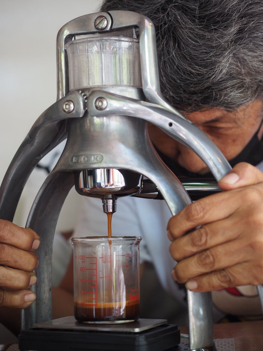 fullandfun's tweet photo. คุณป้าบาริสต้ากับร้านกาแฟเล็กกะทัดรัด กาแฟสไตล์ handcraft ไม่มีเครื่องออโต้แพงๆ ใช้อุปกรณ์บด manual ที่ควบคุมด้วยสองมือนี่แหละ คุณป้าวัย 70 ทำกาแฟแต่แก้วออกมาอย่างตั้งใจ แบบไม่รีบร้อน คุยสนุก อัธยาศัยดี ถือเป็นเสน่ห์ของร้า���นี้ 
📌 Mobidrip x Mother Roaster , ถนนมหาพฤฒาราม
@aroii https://t.co/YKzxPQMCGP