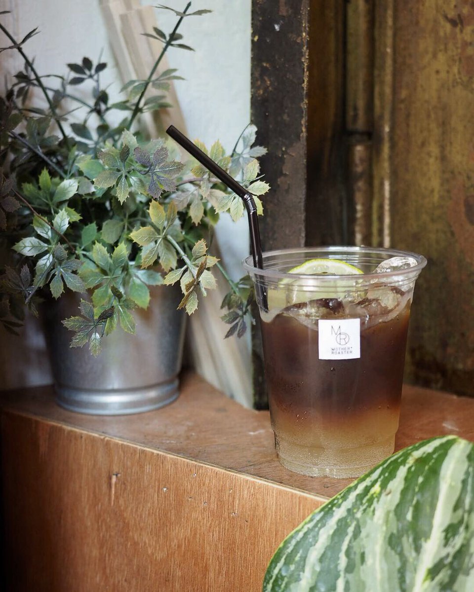 fullandfun's tweet photo. คุณป้าบาริสต้ากับร้านกาแฟเล็กกะทัดรัด กาแฟสไตล์ handcraft ไม่มีเครื่องออโต้แพงๆ ใช้อุปกรณ์บด manual ที่ควบคุมด้วยสองมือนี่แหละ คุณป้าวัย 70 ทำกาแฟแต่แก้วออกมาอย่างตั้งใจ แบบไม่รีบร้อน คุยสนุก อัธยาศัยดี ถือเป็นเสน่ห์ของร้า���นี้ 
📌 Mobidrip x Mother Roaster , ถนนมหาพฤฒาราม
@aroii https://t.co/YKzxPQMCGP