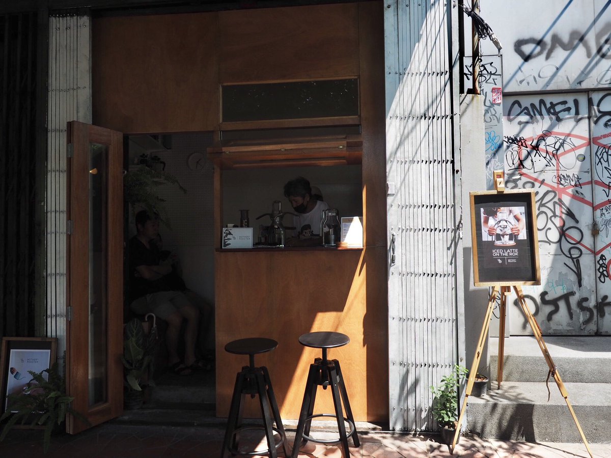 fullandfun's tweet photo. คุณป้าบาริสต้ากับร้านกาแฟเล็กกะทัดรัด กาแฟสไตล์ handcraft ไม่มีเครื่องออโต้แพงๆ ใช้อุปกรณ์บด manual ที่ควบคุมด้วยสองมือนี่แหละ คุณป้าวัย 70 ทำกาแฟแต่แก้วออกมาอย่างตั้งใจ แบบไม่รีบร้อน คุยสนุก อัธยาศัยดี ถือเป็นเสน่ห์ของร้า���นี้ 
📌 Mobidrip x Mother Roaster , ถนนมหาพฤฒาราม
@aroii https://t.co/YKzxPQMCGP