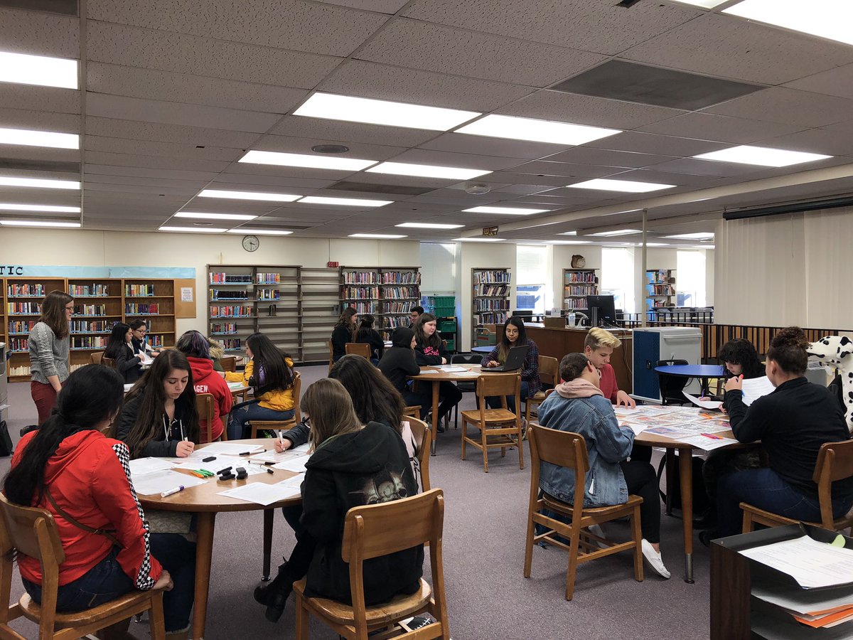 ParkHOSA's tweet photo. HOSA members experienced what its like to be a healthcare worker as they partnered w/ AHEC (Area Health Education Center) of Milwaukee. Members rotated through different careers such as Dentistry, Veterinarian, Physician, Forensic Medicine &amp; got to do some super fun activities!😁 https://t.co/So21t95RAb
