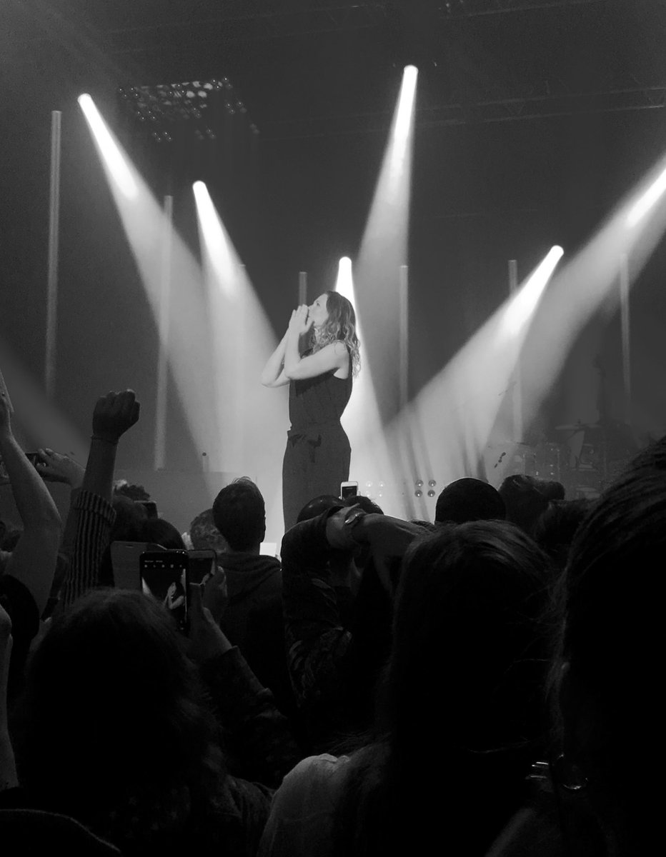 Maureen_Jurek's tweet photo. Sur un nuage ☁️. Quelle soirée magique, une fois de plus ! « Merci 🖤 » : première fois que je prenais l’initiative de réaliser un petit « projet ». Ça n’a pas été simple, je suis passée par toutes les émotions mais je suis si heureuse que ça ait fonctionné.. 💫😌 @LoriePester ♥️ https://t.co/9A7njxkFEM