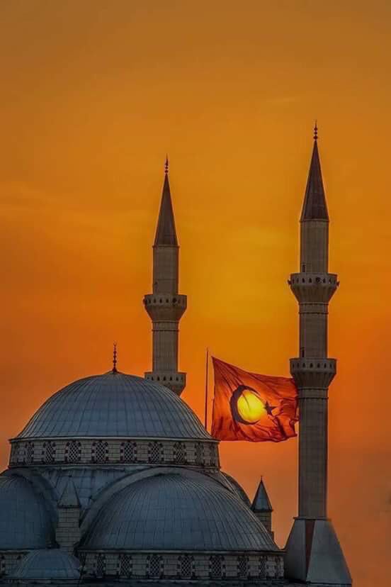 FerdiAlme's tweet photo. Ezanlar buz tutmuş minarelerde,
Yaylalar dermiş ki töremiz nerde,
Yolların hasretle bittiği yerde,
Her dağ yamacında bir mezar üşür. 

| Abdurrahim Karakoç
#Ezan https://t.co/tjVXBXUrJv