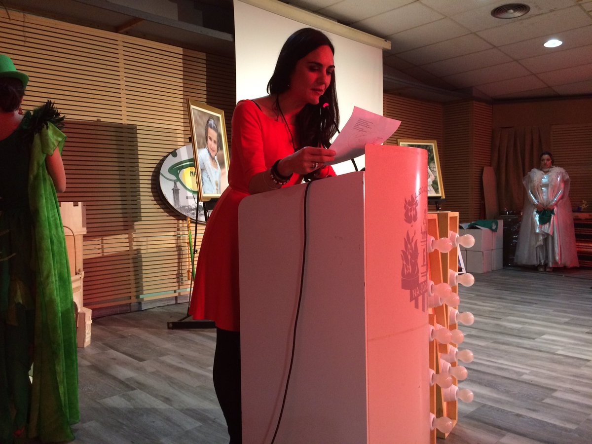 najordana's tweet photo. Que luxe comptar amb una poetessa com tu Isabel al nostre #llibret19. 👏🏻👏🏻👏🏻 #najordanaenganxa https://t.co/mDfl8jP41q