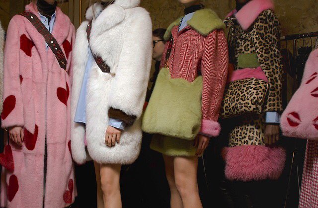 versacezero's tweet photo. simonetta ravizza fw18 https://t.co/Vp3wY5U2jZ