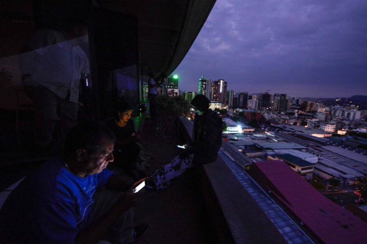 ElNacionalWeb's tweet photo. [EXCLUSIVA] El drama de los venezolanos en el exterior incomunicados con sus familiares por apagón https://t.co/qayF11ue1o  https://t.co/jPbvONbcSQ