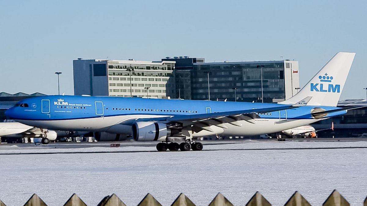 Mark__Brandon's tweet photo. VIDEO: @KLM absolutely gorgeous #A332 in #NewLivery! It looks stunning! Here she is landing in @aeroportsMTL as #KL671. Reg is PH-AOM. Well done!

Video: https://t.co/cGIQZYO7yg https://t.co/XyJKIaDX1p