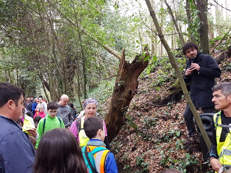 QAlvarellos's tweet photo. Baixar ao bosque e convocar de novo as voces e os ecos do #BanquetedeConxo. Foi un pracer guiar ás #Fanpa da #CostadaMorte por estas beiras do Sar. Conta atrás para a segunda #FestaBanqueteConxo. Fotos de @GorettiSRei. Grazas!! https://t.co/dXwgJM7703
