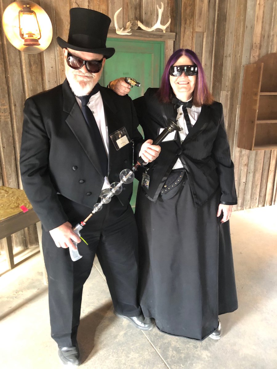 PepperStanwyck's tweet photo. #MIB at #WWWC8 are keeping this busy space port safe https://t.co/3kosHsNgw1