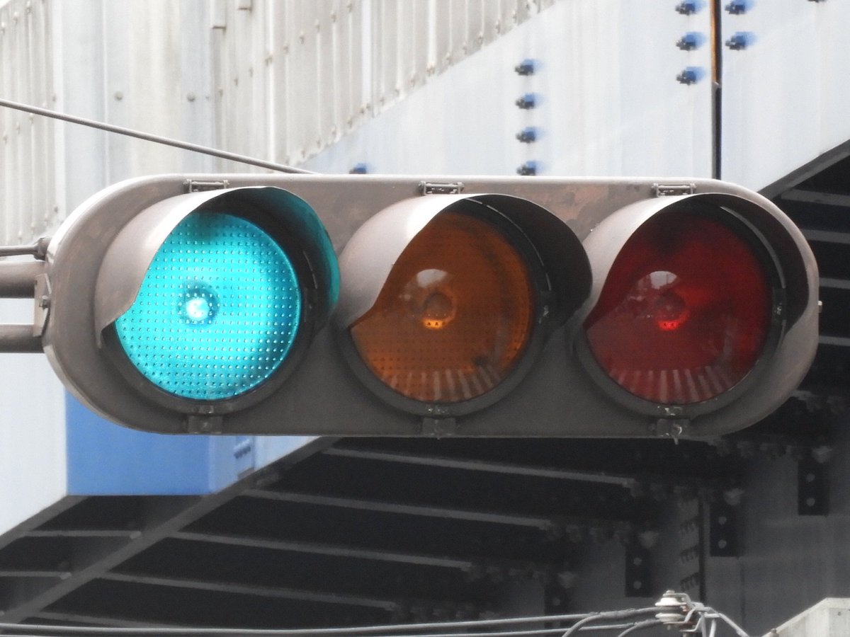 1基だけ斜めフードでドットレンズの鉄板灯器(ブラウン色)。銘板も濃いく塗装されているため詳細不明です.。兵庫県神戸市