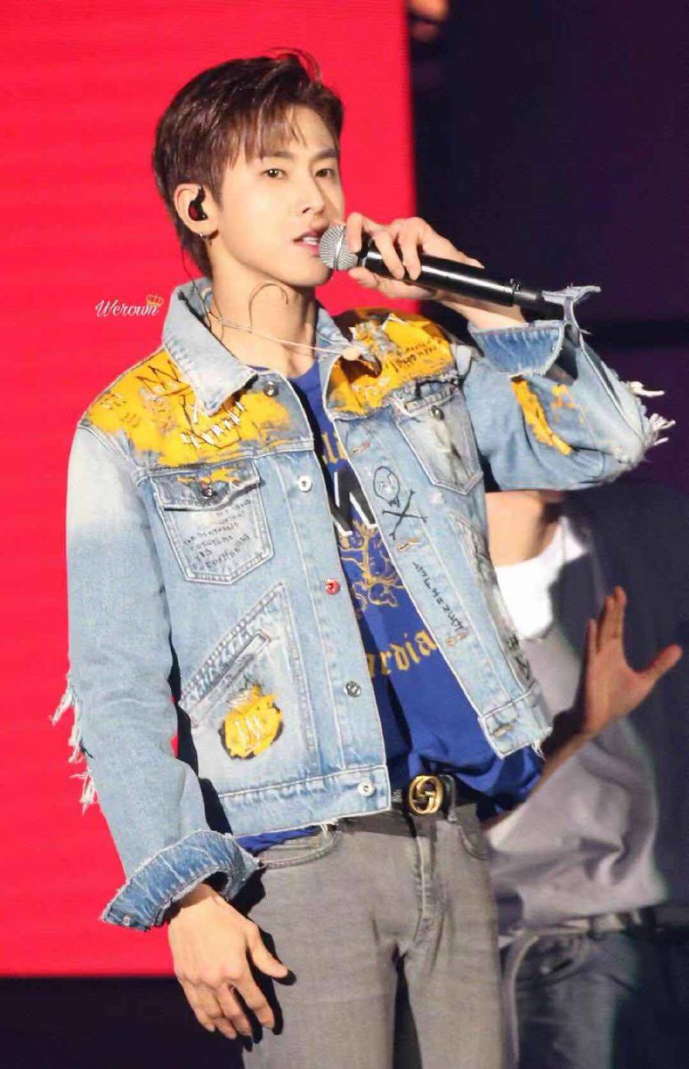 YuuJae5959's tweet photo. Mientras sean peras o manzanas mi #YunJae tiene las mismas chaquetas, del mismo diseñador de las doce que hizo en todo el mundo, mueranse de envidia 😂😂😂🐻🐰 #YunJae 😉
Con la única diferencia que Yunho la compro y a Jaejoong fue un regalo del sitio #YJLB 😍🐻🐰 https://t.co/MHV0UL9H4T