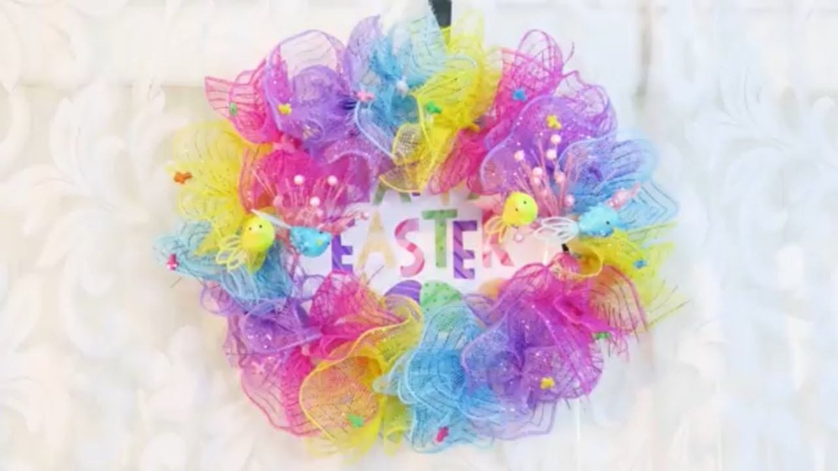 HeyMaaaHey's tweet image. Make This Festive Easter Deco Mesh Wreath For Pennies, DIY Ruffle Curl, paper plates &amp;amp; pipe cleaners buff.ly/2pXGQOv @HeyMaaaHey #Easter #DecoMesh #Wreath