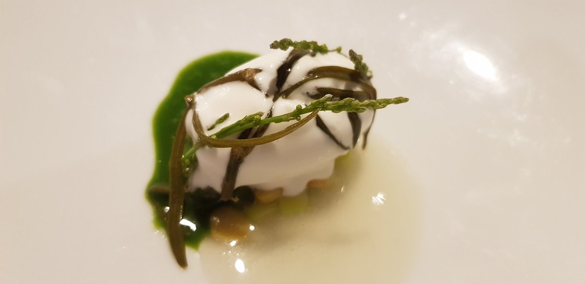 PhilippeRegol's tweet photo. .@cullerdepau La cocina de @javi_olleros es entusiasmante d finura.Cargada d sentido y sabores. Se come el paisaje gallego en cada bocado, elevando la tradition a una modernidad totalmente personal.
Platos memorables como el sorbete d espárrago marino!
En Francia ya tendría 2** https://t.co/9u4nfRCnsr