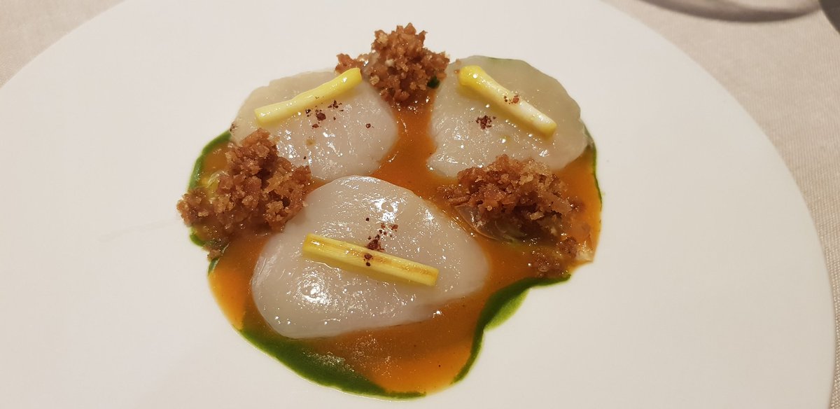 .@cullerdepau La cocina de <a href="/javi_olleros/">Javier Olleros</a> es entusiasmante d finura.Cargada d sentido y sabores. Se come el paisaje gallego en cada bocado, elevando la tradition a una modernidad totalmente personal.
Platos memorables como el sorbete d espárrago marino!
En Francia ya tendría 2**