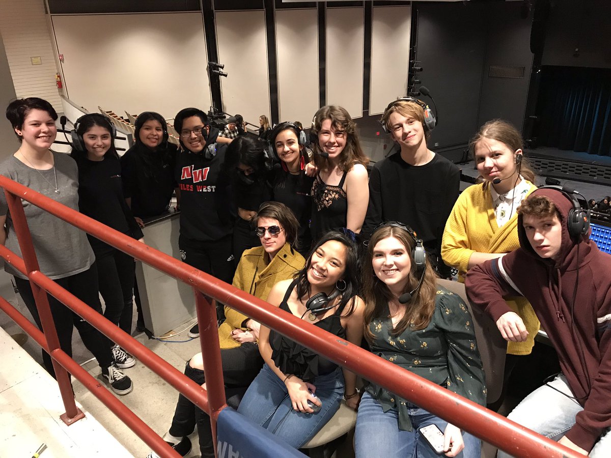 NilesWestFAA's tweet photo. Final performance of Orchesis 2019, ‘Mended’ featuring our amazing student tech crew! @nthsd219 #nileswestevents #nwfaa https://t.co/4md4Vk75X6