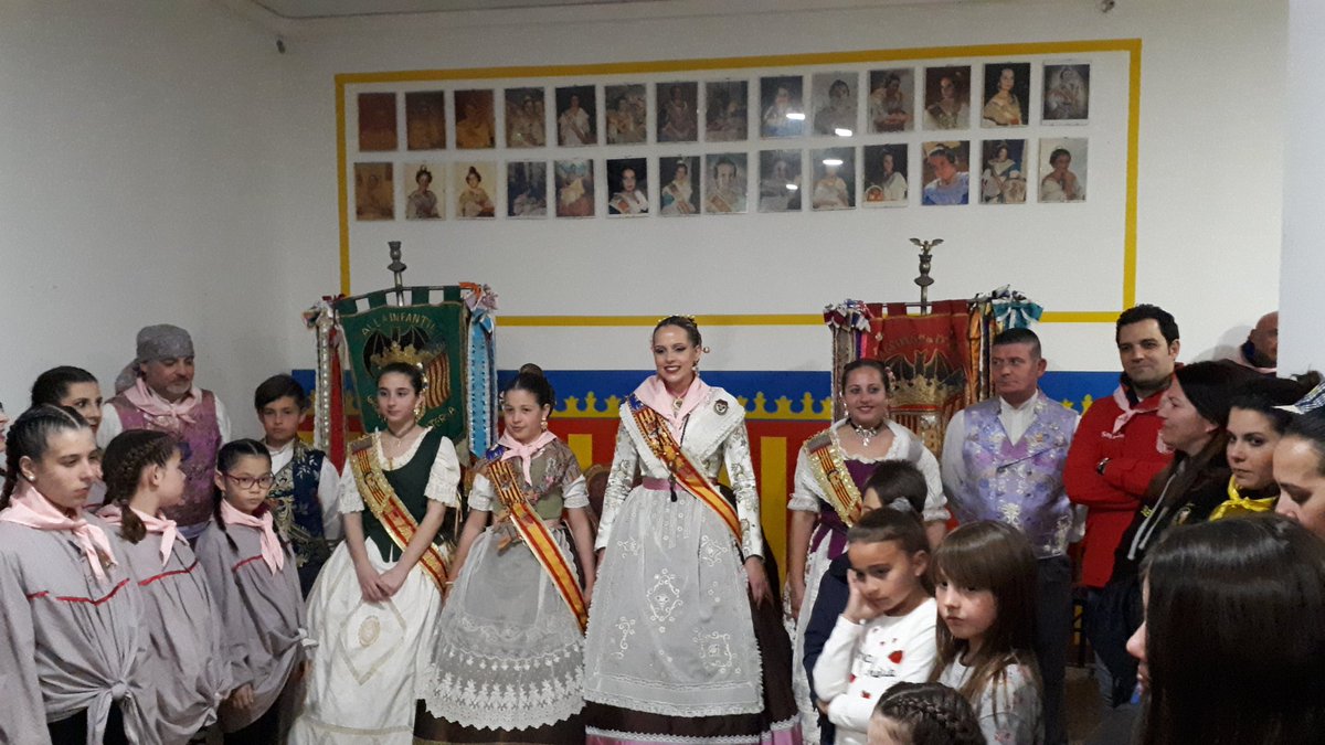 AytoPaterna's tweet photo. Ja estem en #FallaGrupsMerced de #Paterna acompanyats de Diego i Juan José (presidents) i Yolanda i Rosalía (falleres majors). Queda molta nit per gaudir la #NitdAlbaes @JLF_Paterna @SagredoMarco #Falles2019 #Paterna https://t.co/wqNItDIkqN