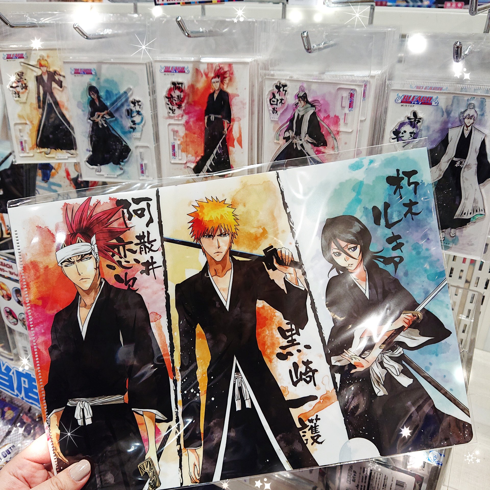 ツリービレッジ アニメ Bleach ツリビレ 限定bleachグッズお取り扱い中 人気のウェットカラーシリーズは 等身イラストと水彩のカラーリングがとってもかっこいいアイテムですよ ぜひチェックしてくださいね Bleach ブリーチ T Co