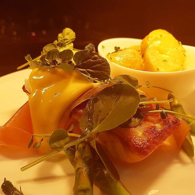 Tonight's fish of the day @deanesmeatlocker . Roast salmon fillet, amandine potatoes, asparagus, Parma ham, poached egg and hollandaise. We do fish meaty! #lovedeanes #fod #meatlocker #lovefish #wealsodofish ift.tt/2J5hXNp