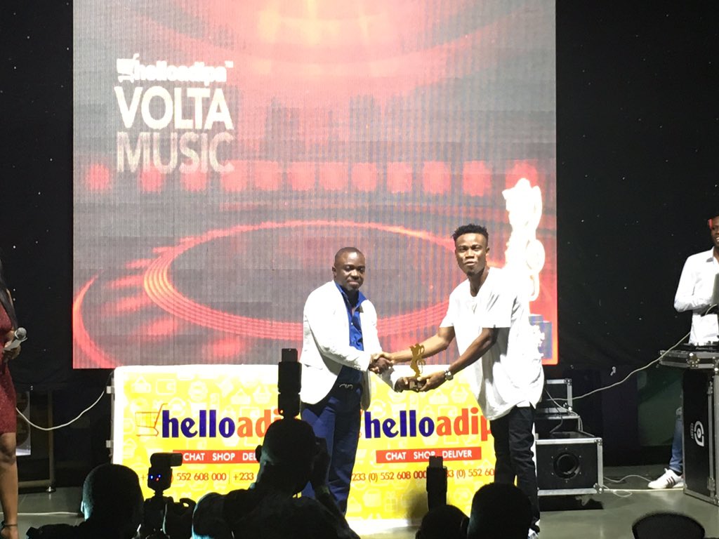 FredQuameAsare's tweet photo. #KDBakes picks second award @ the #helloadipaVMA19 ongoing at the HTU auditorium #BestMaleVocalist #BestMusicVideo https://t.co/qfTGParOxH