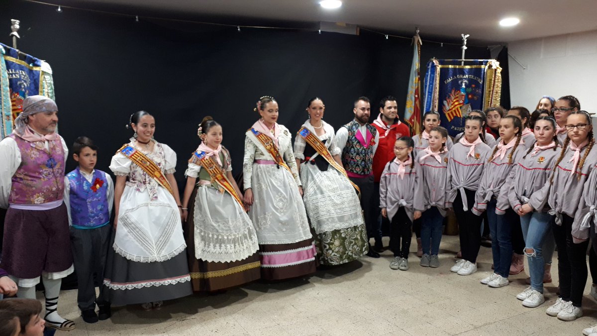 AytoPaterna's tweet photo. La comitiva aplega a la @FallaGranTeatro de #Paterna on ens esperen els presidents, Vicen i Enrique; I les Falleres Majors Sandra i Marina @JLF_Paterna @SagredoMarco #Falles2019 #NitdAlbaes https://t.co/VEg0IzKYUC