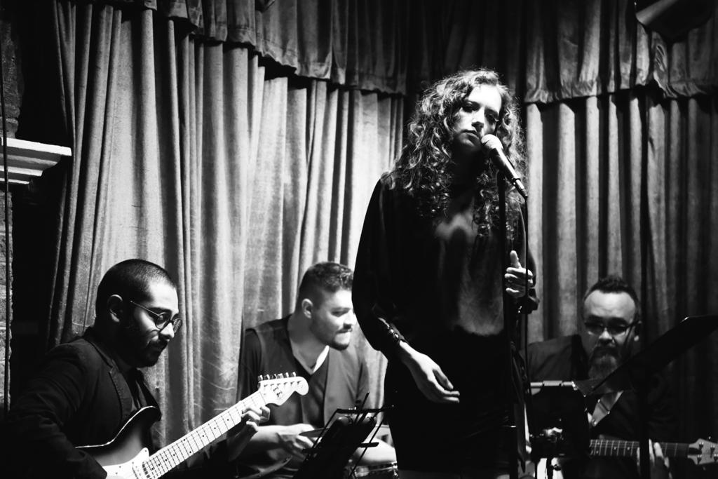 isabelmezartist's tweet photo. El #blues transforma todo sufrimiento y tristeza en arte, en vida expandiéndose, en voz poderosa iluminando caminos nuevos.
#Azulintenso cuando la tristeza cambia de color.
#IsabelaMeza #TheSwingCollective https://t.co/xoGxPMc9It