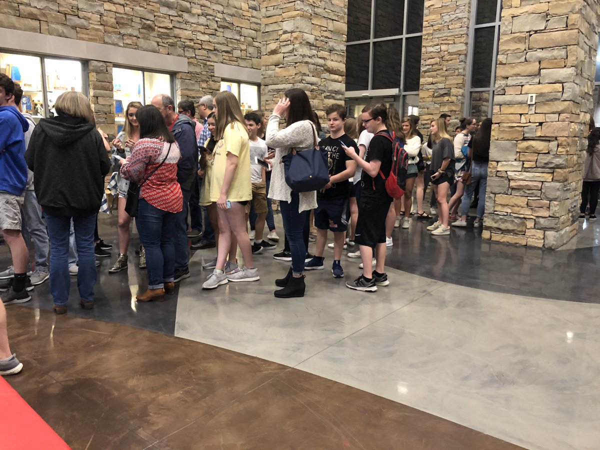 jbrown0503's tweet image. Time to get this #ConcertForACure started — Mutton Chops, Walker Burroughs, and Riverbend!! #RISE #VHPRIDE