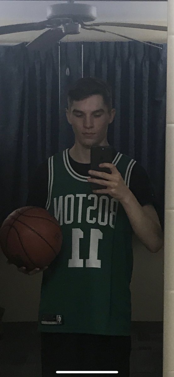 CAlden99's tweet photo. When she thinks your cute but only dates guys who ball 🏀 https://t.co/pnmEl7dU1y