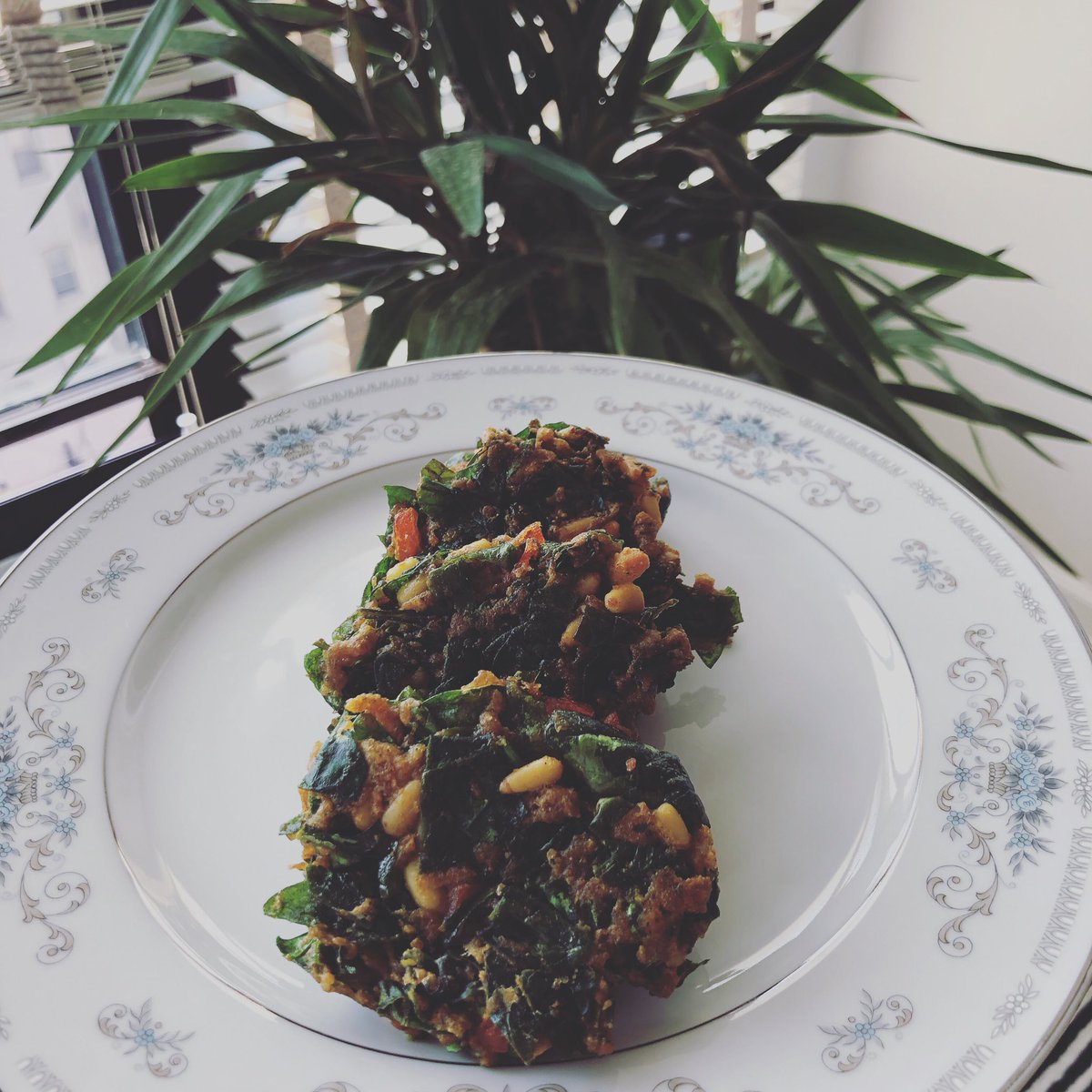 Spelt & spinach fritters for the win! These vegan patties are filling & packed with spice! #customizedcuisine #speltflour #fiddleheadchef #spinachfritters #plantfocused #colorfulfood #veganeats #eatyourveggies #nourishyourbody