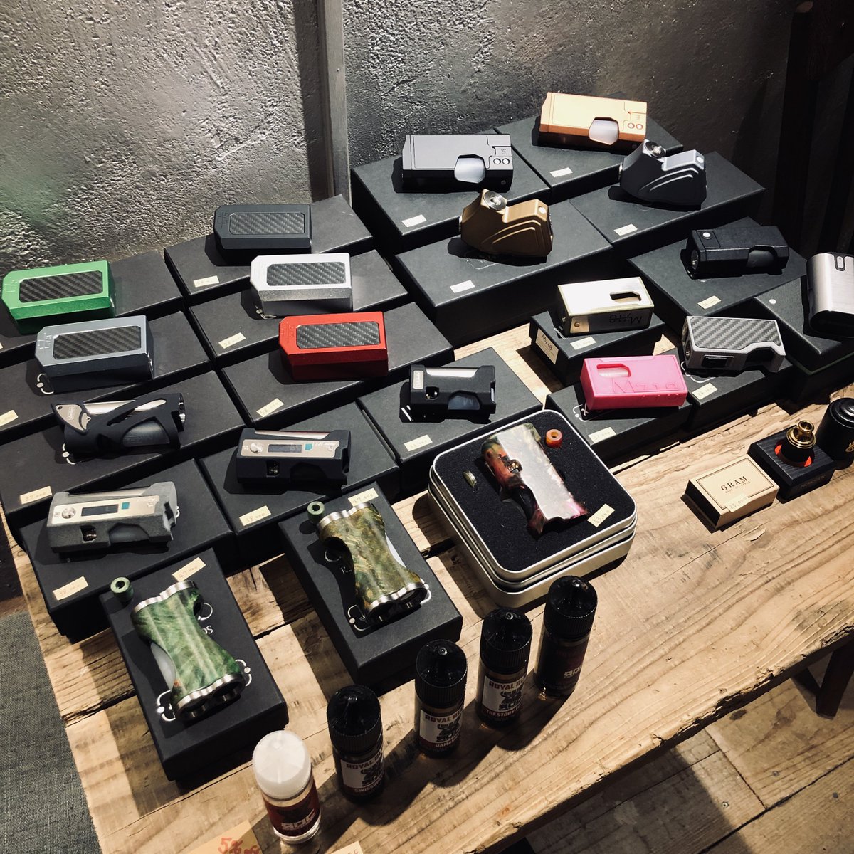 litvapor_osaka's tweet photo. 下北沢 M5+様とのPOP UP STOREイベント最終日です‼️

今回のイベントのためだけに特別にご用意したSUNBOXシリーズも店頭で手にとって買えるのは今日だけですよ〜😎

イベント時間は17時まで💡14時-17時の間も営業時間を拡大してオープンいたします👍ご来店お待ちしております！ #litvapor #m5plus https://t.co/zxOHGryZs4