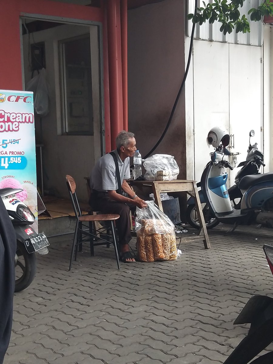 Pokopangpou1's tweet photo. TWITTER PLEASE DO YOUR MAGIC
.
.
Tolong kalian yang kalo lagi lewat/ belanja di BORMA Dago Bandung beli jualan bapak2 tua ini ya kasian dia jualan gurilem sama wajik, beli aja ya kalian bisa bagi2 ke temen2 kalian.
Bagi kalian yg bukan dom bandung bisa bantu RETWEET YA https://t.co/lCldUmmOKZ