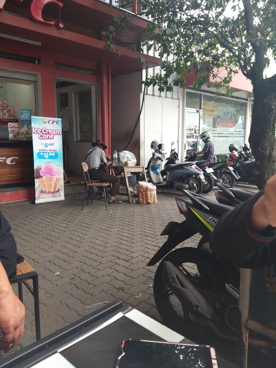 TWITTER PLEASE DO YOUR MAGIC
.
.
Tolong kalian yang kalo lagi lewat/ belanja di BORMA Dago Bandung beli jualan bapak2 tua ini ya kasian dia jualan gurilem sama wajik, beli aja ya kalian bisa bagi2 ke temen2 kalian.
Bagi kalian yg bukan dom bandung bisa bantu RETWEET YA