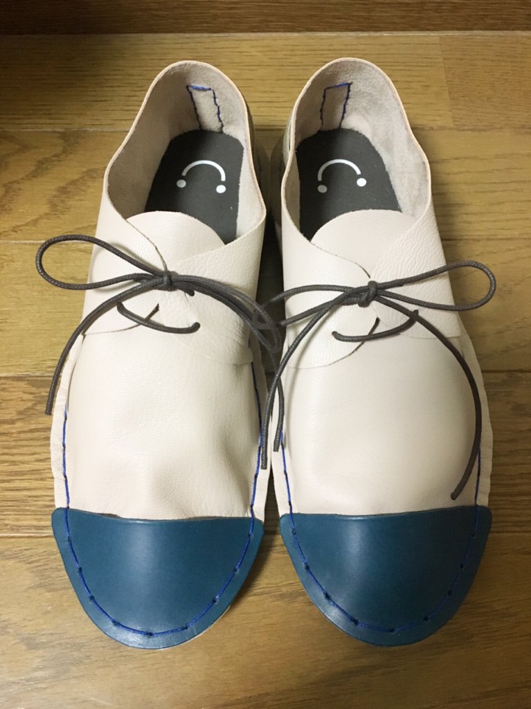 rera_frele's tweet image. この前Twitterで見た靴作るキット即購入してさっそく作ってみた☺️
レザークラフト初めてだけど楽しかった〜！！
自分で靴作れるなんてすごいなー！推しカラーも入れた💙
#proef 
#Loper