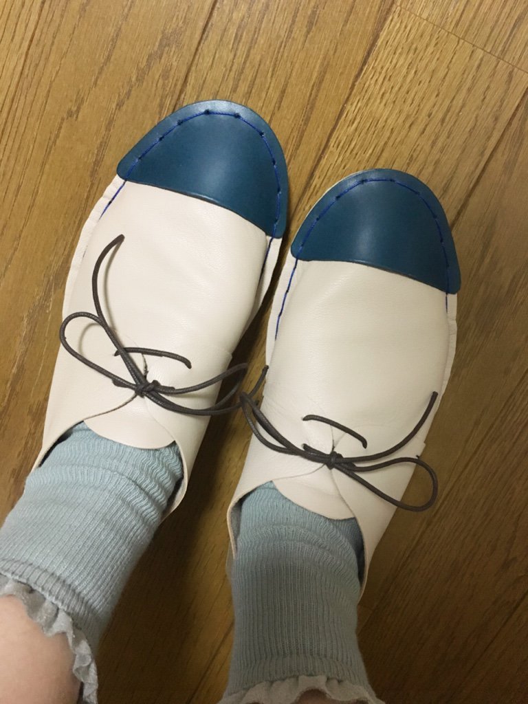 rera_frele's tweet image. この前Twitterで見た靴作るキット即購入してさっそく作ってみた☺️
レザークラフト初めてだけど楽しかった〜！！
自分で靴作れるなんてすごいなー！推しカラーも入れた💙
#proef 
#Loper