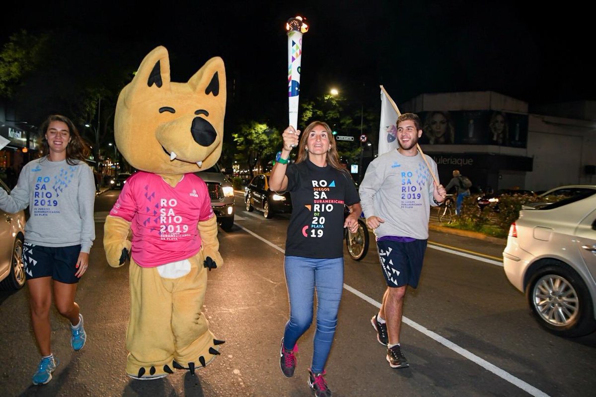 #Rosario2019 La llama suramericana recorrió el Paseo de los Olímpicos junto con los deportistas Nicolás Córdoba, Sofía Sánchez, Laura Del Colle, María Clara Rohner y Facundo Arregui.