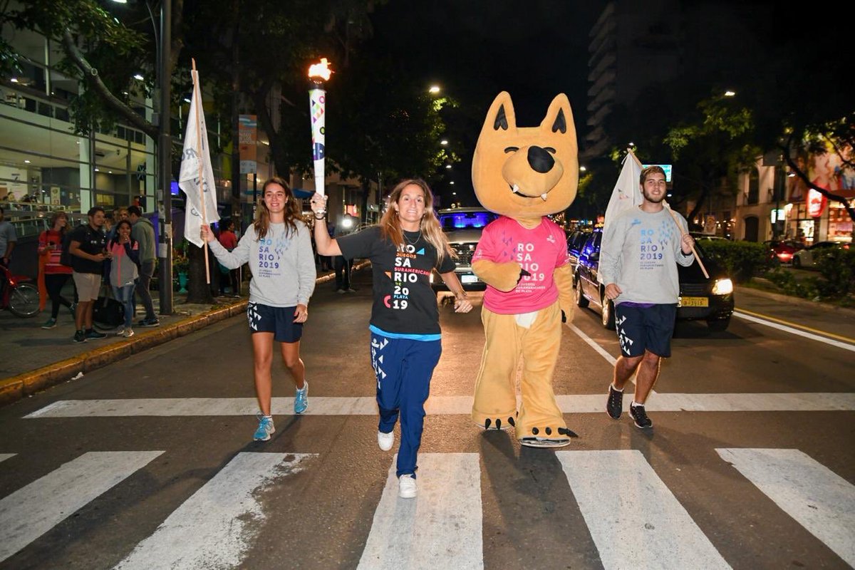 PrensaCOA's tweet photo. #Rosario2019 La llama suramericana recorrió el Paseo de los Olímpicos junto con los deportistas Nicolás Córdoba, Sofía Sánchez, Laura Del Colle, María Clara Rohner y Facundo Arregui. https://t.co/2eyJdne4ZX