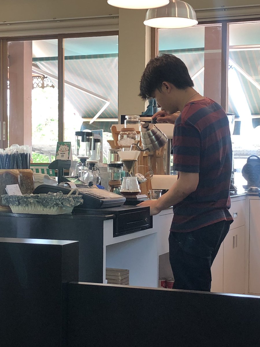 Paipakna's tweet photo. เนื่องจากดูรายการ #Coffeefriends เห็นคนเกาหลีนิยมกินกาแฟดิป เลยเสริชหาร้านที่ใกล้ที่สุด เจอร้าน Lapins in the cup ใกล้ๆฟาร์มจรเข้สามพราน คือเค้าจะเอาเมล็ดกาแฟมาบด แล้วกรองให้น้ำกาแฟค่อยๆหยดลงมา รสชาติจะจางๆไม่เข้ม มีทั้งแบบดิปร้อนและเย็น เลือกรสของเมล็ดได้ #ReviewCafe #รีวิวคาเฟ่ https://t.co/6muk8OHqf2