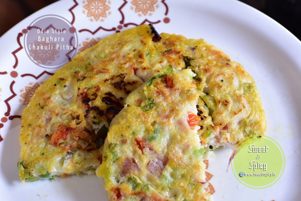 Sweet_an_Spicy's tweet photo. #BagharaChakuliPitha is different from the usual ones bcoz it has finely chopped vegetables (finely chopped onions, green chilies, capsicum, grated carrots &amp; finely chopped tomatoes) added to the batter &amp; then given a seasoning of curry leaves, mustard seeds and red chillies. https://t.co/FhGW2Dcbxh