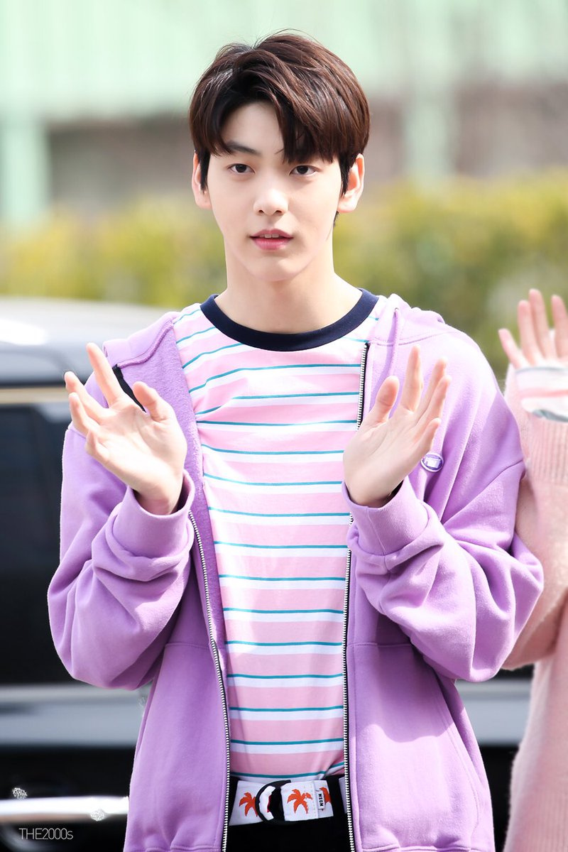 SEPTEMBER_2BOYS's tweet photo. 190309  내 생각에는 네가 잘 생긴 남자이에요. 💜  #TXT #SOOBIN #TOMORROWXTOGETHER  
#최수빈 #수빈 https://t.co/dpE1SRKbU7