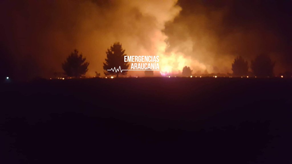 VasquezHerargem's tweet photo. #GALVARINO, a esta hora se registra incendio Forestal con peligro a viviendas en el sector Quetre https://t.co/JewUNfyv08