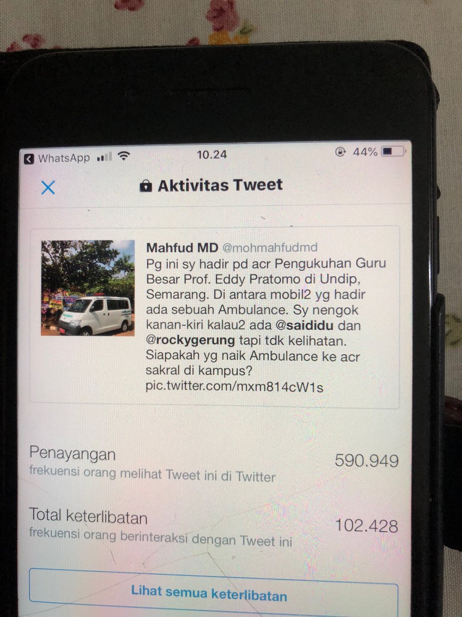 mohmahfudmd's tweet photo. Lihat, cuitan candaan ini s-d jam 10.30 (10/3/2019, hny sehari stlh dicuitkan) sdh tertayang 590.947 kali dgn interaksi 102.428 kali. Yg nyinyir krn bersumbu pendek hny beberapa biji. Artinya apa? Rakyat kita itu lbh suka canda daripada emosi tak karuan. 👋Ya, Pk ⁦@saididu⁩ https://t.co/jbGLnKBqlP