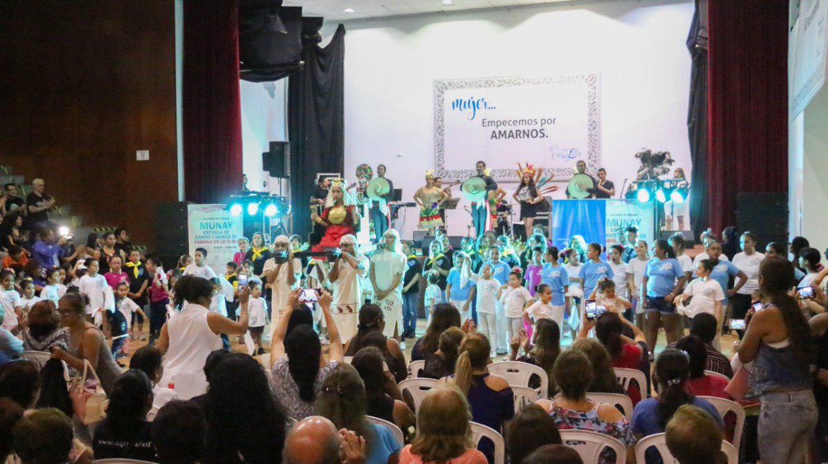 Compartimos imágenes de lo que fue el concierto de <a href="/FabioladelaCuba/">Fabiola de la Cuba</a> en la Casa de la Cultura.
#VamosPorMás