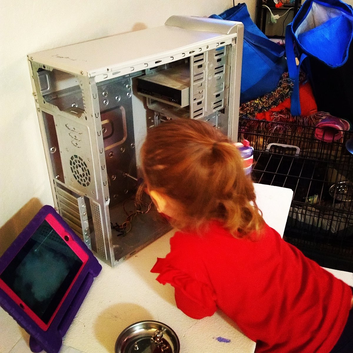 DDCustomMods's tweet photo. 💕💕While working on #MomsMod, the little one wanted to build a computer too. #RaiseThemRight

#PCMR #TooCute #NextGen #Modder #Parenting #Win https://t.co/DC0aRteAdN