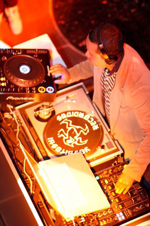AlexGuzmanDJ's tweet photo. FELIZ DÍA DJ’s ! La música es mi vida - Music is my life 
9 de Marzo día internacional del Dj #diainternacionaldeldj #dj #djs #CrossOverDj #SalsaDj #edmdj #housemusicdj #edm #latindj #djscolombianos #djscolombia #worldwidedjs #InternationalDj https://t.co/zVbh9qukFh