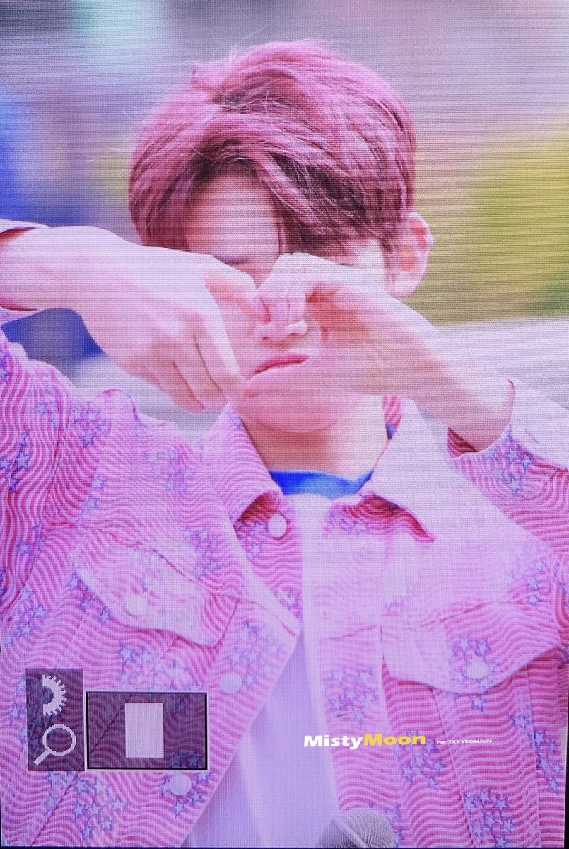luvtxt_'s tweet photo. look at this baby trying to do beomgyu's signature heart KSJSKSKS https://t.co/p9LlKI9c6i
