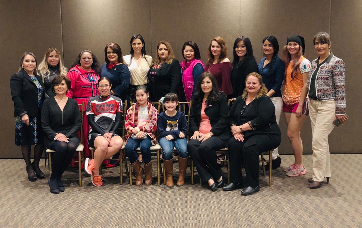 D_Ana_Bernal's tweet photo. La diversidad femenina tiene un común denominador el amor y la pasión por servir sin un beneficio oculto, con honestidad y franqueza, ¡gracias por asistir a la invitación para conmemorar el Día Internacional de la Mujer!. #ElValorEstáEnSerMujer https://t.co/npC9Zshmwh